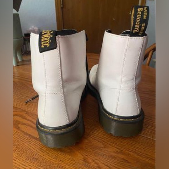Great Condition size 8 White Dr. Marten’s. These are PERFECT! You will be happy! - Picture 4 of 9